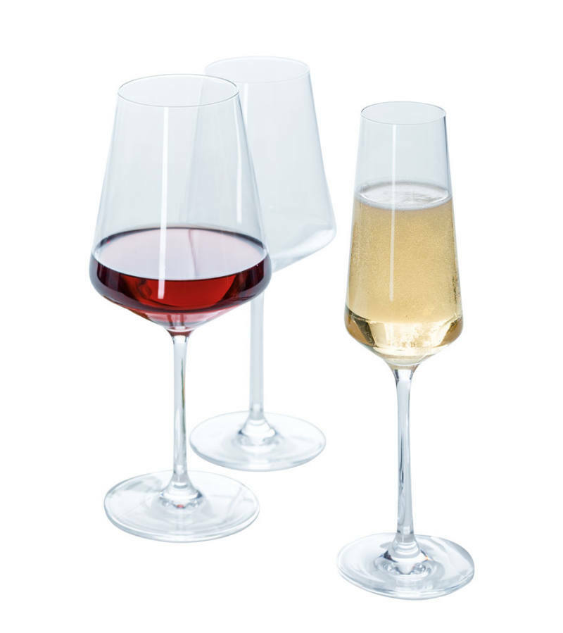 Drei elegante Kelchgläser aus der Puccini-Serie, gefüllt mit Rotwein, Weißwein und Sekt, aus einer leicht seitlichen Perspektive fotografiert.