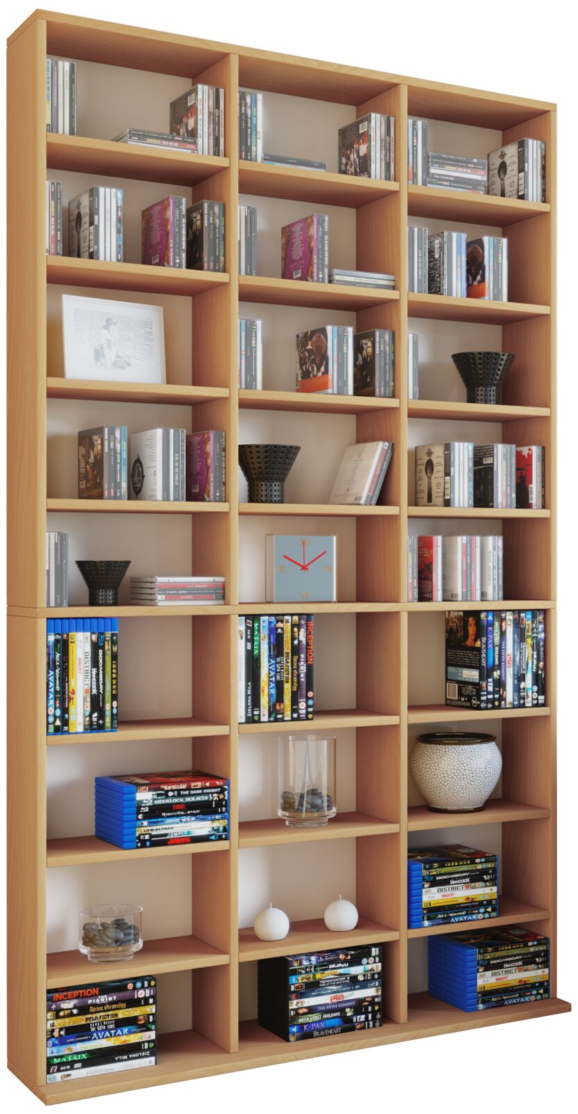 Hohes, helles Holzregal mit vielen Fächern, gefüllt mit CDs und DVDs sowie Deko-Objekten frontal in leichter Schrägansicht von vorn aufgenommen.