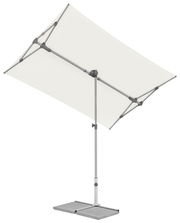 Moderner weißer Sonnenschirm mit rechteckigem Schirm und stabilem Standfuß, seitliche Perspektive