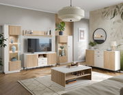 Moderner Couchtisch in Holzoptik mit weißem Rahmen, zentral im Wohnzimmer platziert, umgeben von stilvollen Möbeln und Dekorationen, aus der Frontalperspektive betrachtet.