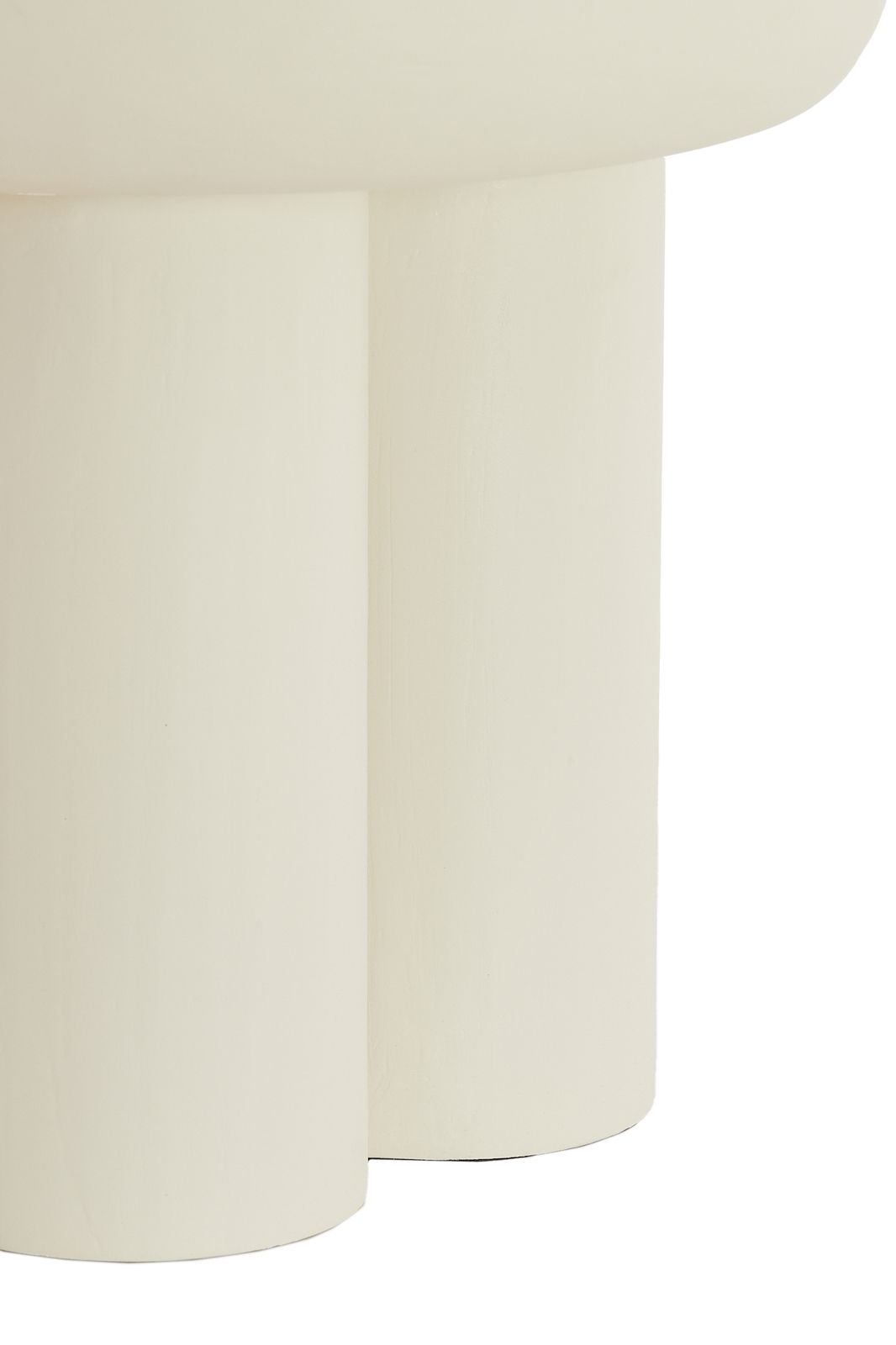 Nahaufnahme eines cremefarbenen Beistelltisches mit runden Beinen, seitliche Perspektive.