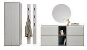 Moderne Garderobenmöbel in Hellgrau: hoher zweitüriger Schrank, zwei Wandpaneele mit Haken und lowboardartiges Sideboard mit offenen Regalfächern, frontal aus leichter Schrägperspektive vor weißem Hintergrund.