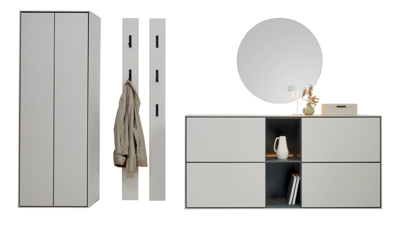 Voleo Garderobeset RENO Moderne garderobemeubels in lichtgrijs: hoge kast met twee deuren, twee wandpanelen met haken en een dressoir in lowboard-stijl met open vakken, gefotografeerd vanuit een licht schuin perspectief tegen een witte achtergrond.