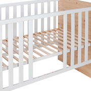 Babybett aus Holz mit weißem Gitter, seitliche Perspektive