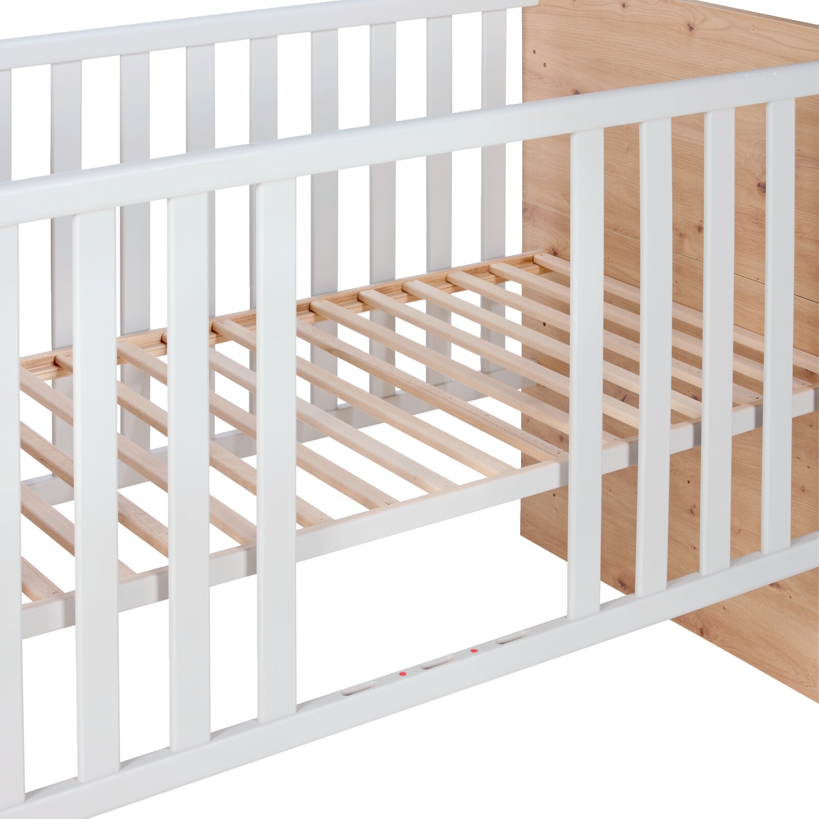 Babybett aus Holz mit weißem Gitter, seitliche Perspektive