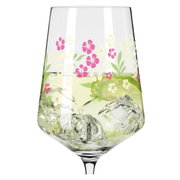 Wijnglas met een kleurrijk bloemenpatroon, gevuld met ijsblokjes en een drankje, zijaanzicht