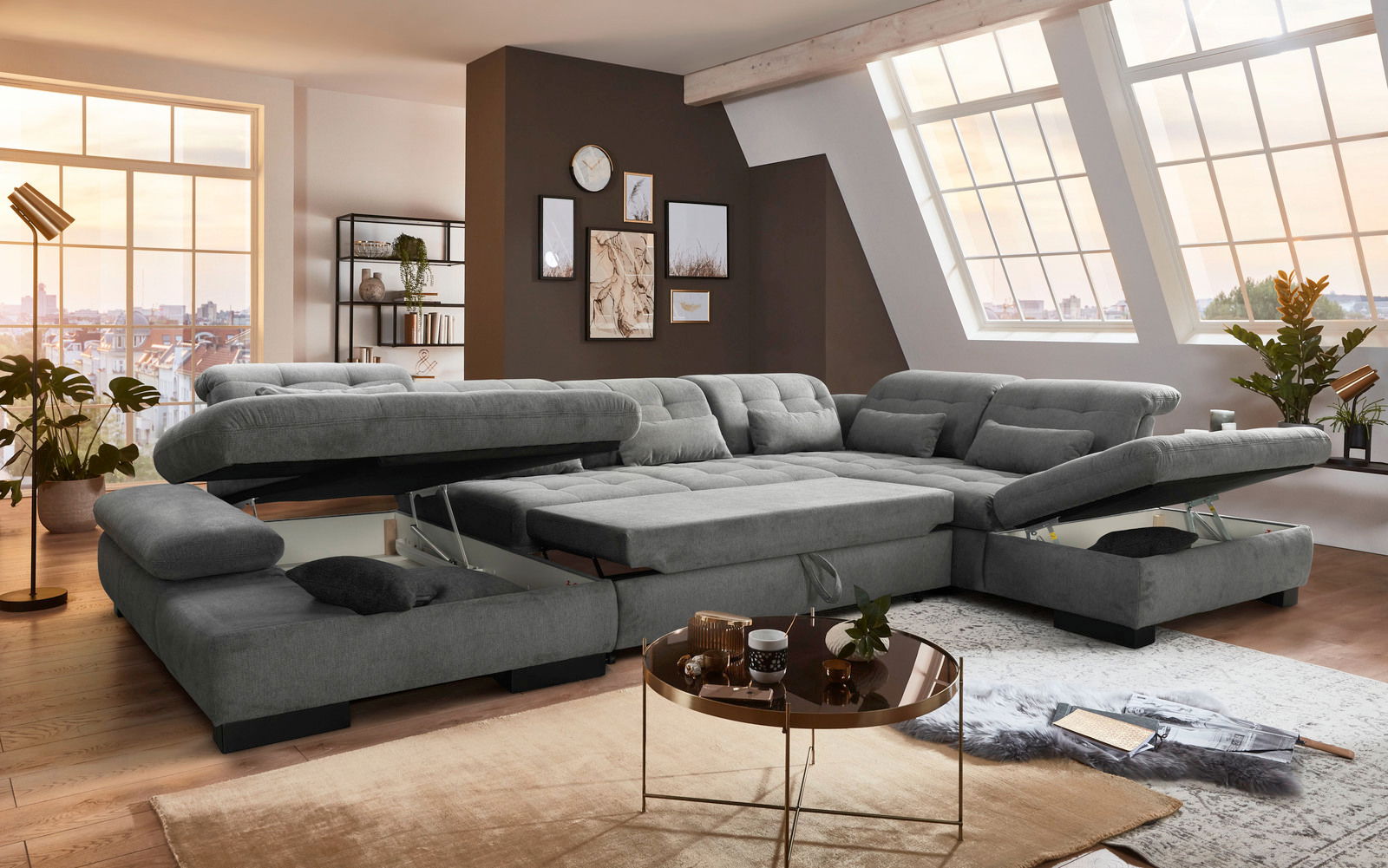 Großes, graues Ecksofa in einem modernen Wohnzimmer mit verstellbaren Rückenlehnen und Stauraum, seitliche Perspektive.