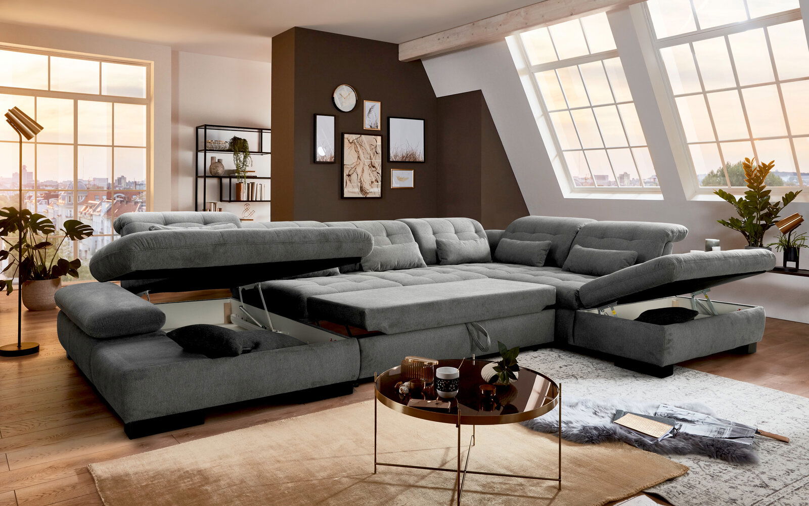 Großes, graues Ecksofa in einem modernen Wohnzimmer mit verstellbaren Rückenlehnen und Stauraum, seitliche Perspektive.
