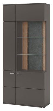 Moderne Vitrine in dunklem Grau mit Glaseinlegeböden und dekorativer Rückwand in Holzoptik, frontal betrachtet.