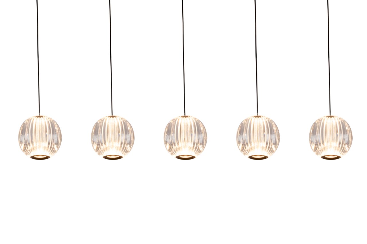 Dieter Knoll LED-Hängeleuchte NEW YORK Fünf kugelförmige LED-Hängeleuchten aus Glas, von vorne betrachtet, mit schwarzen Kabeln.