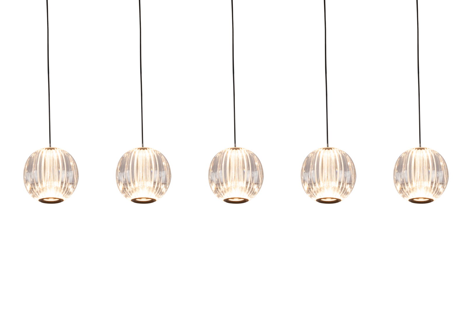 Fünf kugelförmige LED-Hängeleuchten aus Glas, von vorne betrachtet, mit schwarzen Kabeln.