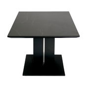 Moderner quadratischer Couchtisch aus schwarzem Material mit zentralem Standfuß, Frontalansicht.