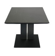 Moderner quadratischer Couchtisch aus schwarzem Material mit zentralem Standfuß, Frontalansicht.