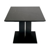 Moderne vierkante salontafel van zwart materiaal met een centrale poot, gezien van voren.