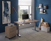 Moderner E-Schreibtisch in einem stilvollen Büro mit blauer Wand, seitliche Perspektive