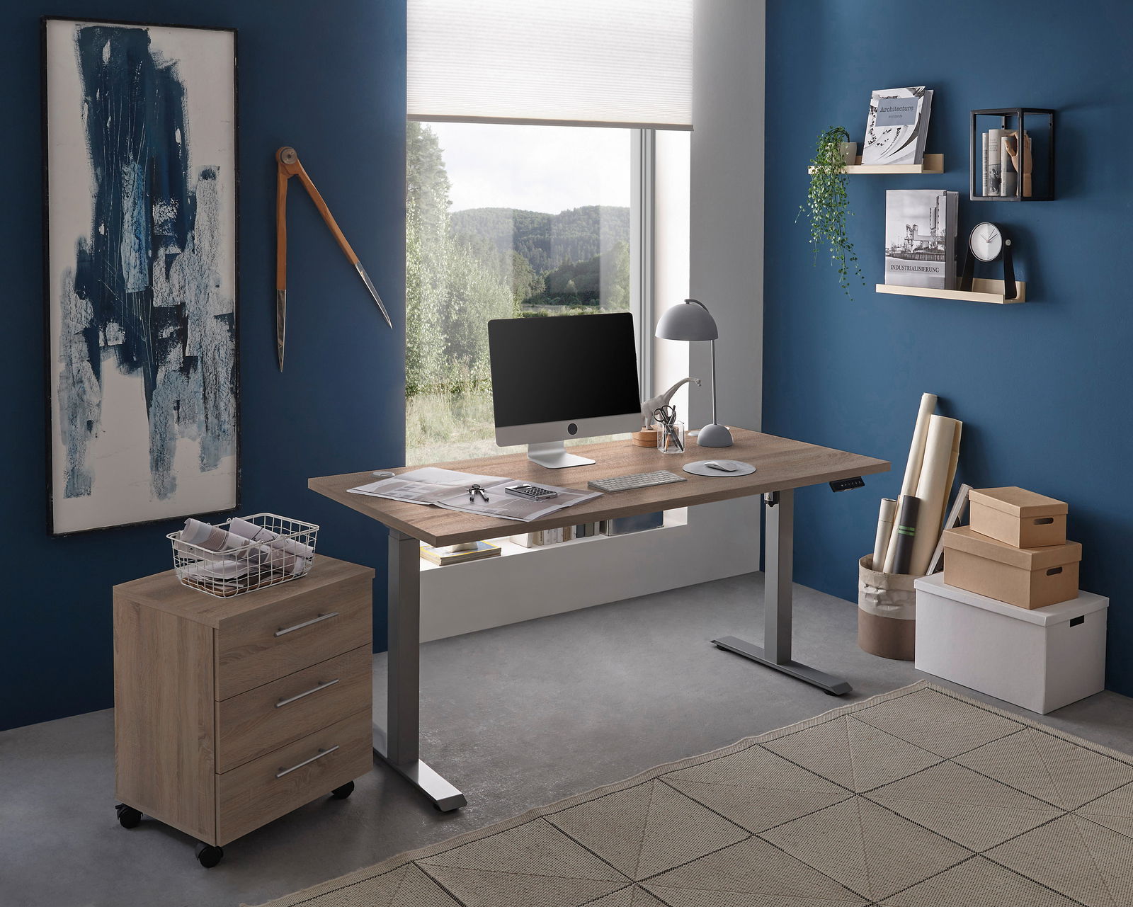 Moderner E-Schreibtisch in einem stilvollen Büro mit blauer Wand, seitliche Perspektive