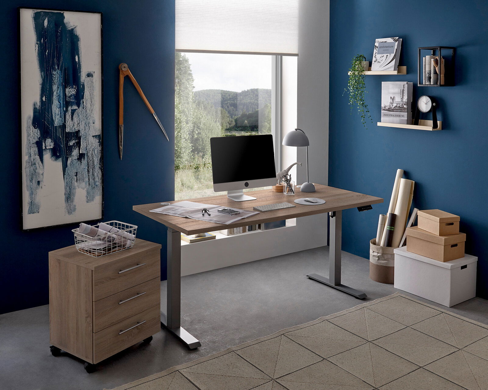 Moderner E-Schreibtisch in einem stilvollen Büro mit blauer Wand, seitliche Perspektive