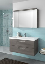 Moderner Badblock mit Spiegelschrank und Waschbecken in einer Badezimmerumgebung, seitliche Perspektive