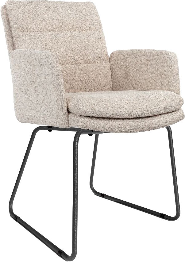 Beige teddy bouclé fauteuil met armleuningen en zwart metalen sledeframe, schuin van voren gefotografeerd op witte achtergrond
