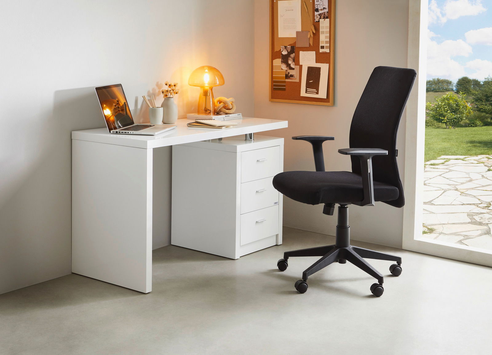 Schwarzer Drehstuhl in einem modernen Büro, seitliche Perspektive