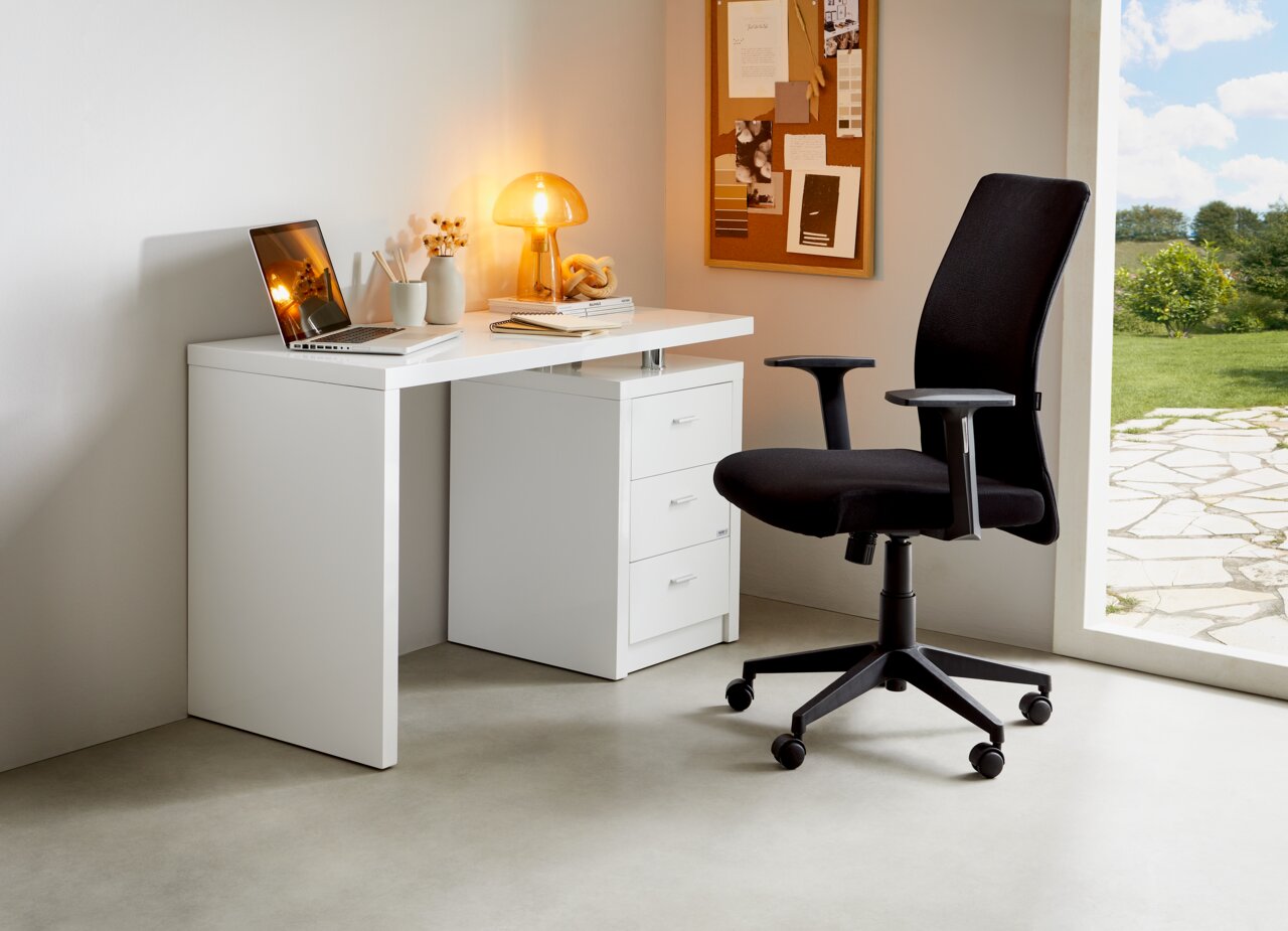 Schwarzer Drehstuhl in einem modernen Büro, seitliche Perspektive