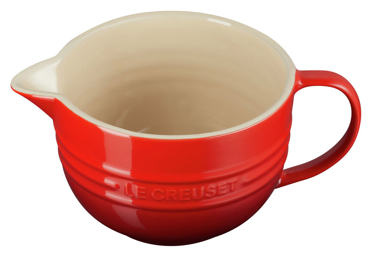 LE CREUSET Rührschüssel 27 cm Kirschrot Rote Rührschüssel mit Henkel und Ausguss, seitliche Perspektive
