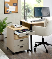 Rollcontainer mit drei Schubladen, teilweise geöffnet, in einem modernen Büro mit Schreibtisch und Stuhl, seitliche Perspektive