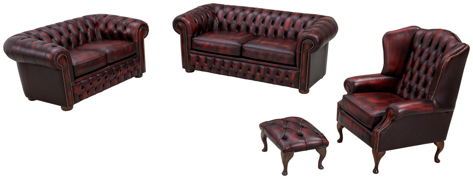 Chesterfield Sitzgarnitur in dunklem Leder, bestehend aus einem 3er-Sofa, einem 2er-Sofa, einem Sessel und einem Hocker, aus einer leicht erhöhten Perspektive fotografiert.