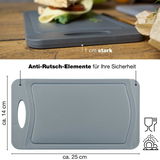 Graues Schneidebrett mit Anti-Rutsch-Elementen, ca. 25 cm x 14 cm, 1 cm stark, seitliche Perspektive mit Sandwich darauf.