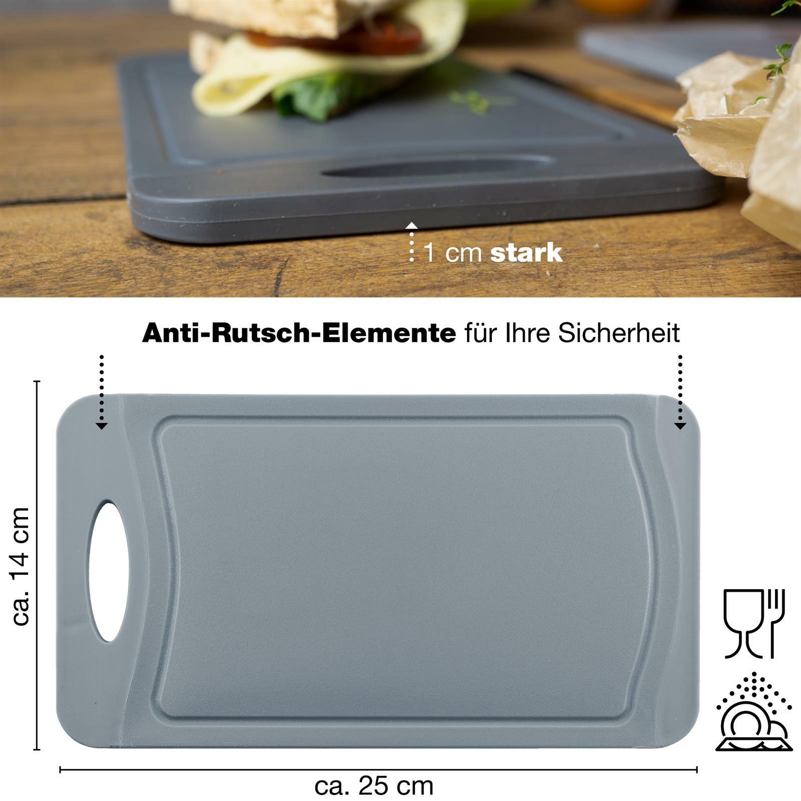 Graues Schneidebrett mit Anti-Rutsch-Elementen, ca. 25 cm x 14 cm, 1 cm stark, seitliche Perspektive mit Sandwich darauf.