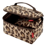 Geopende beautycase met luipaardprint, zijaanzicht