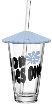 Transparentes Trinkglas mit blauem Deckel und Strohhalm, seitliche Perspektive