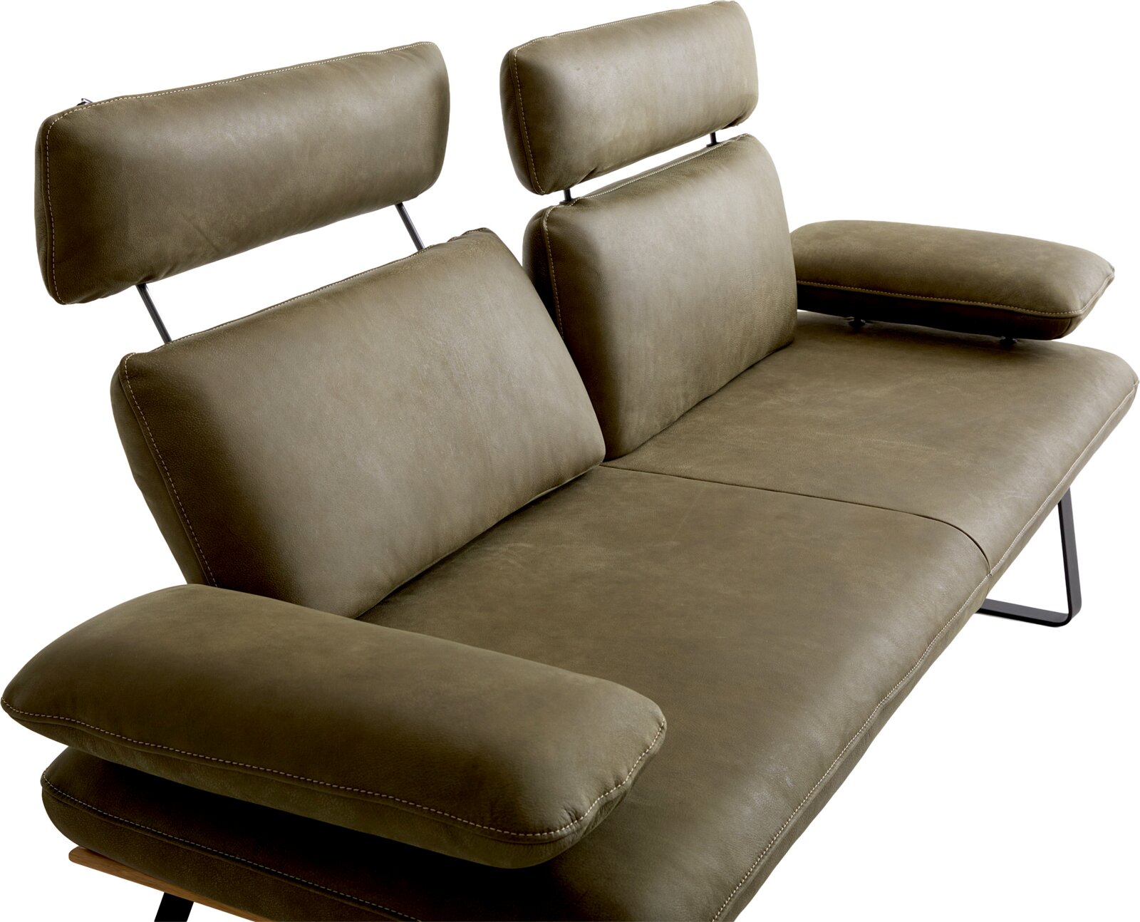 Olivgrünes Polster-Sofa mit verstellbaren Kopfstützen und Armlehne, Detailansicht in schräger Vorderansicht von oben