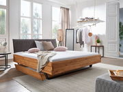 Holzbett mit Schubkasten in modernem Schlafzimmer, seitliche Perspektive