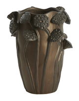 Bronzefarbene Vase mit erhabenen, blütenartigen Verzierungen, seitliche Perspektive