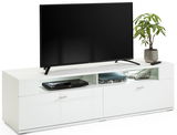 Weißes TV-Lowboard mit zwei Schubladen und offenen Fächern, darauf ein Flachbildfernseher, Bücher und eine Pflanze, Perspektive von vorne.