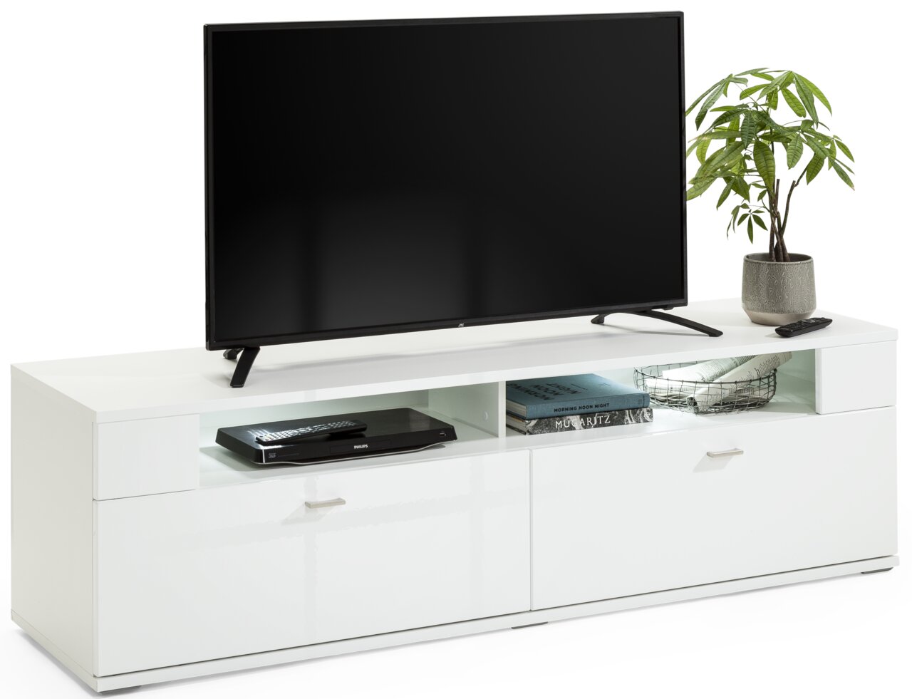 Weißes TV-Lowboard mit zwei Schubladen und offenen Fächern, darauf ein Flachbildfernseher, Bücher und eine Pflanze, Perspektive von vorne.