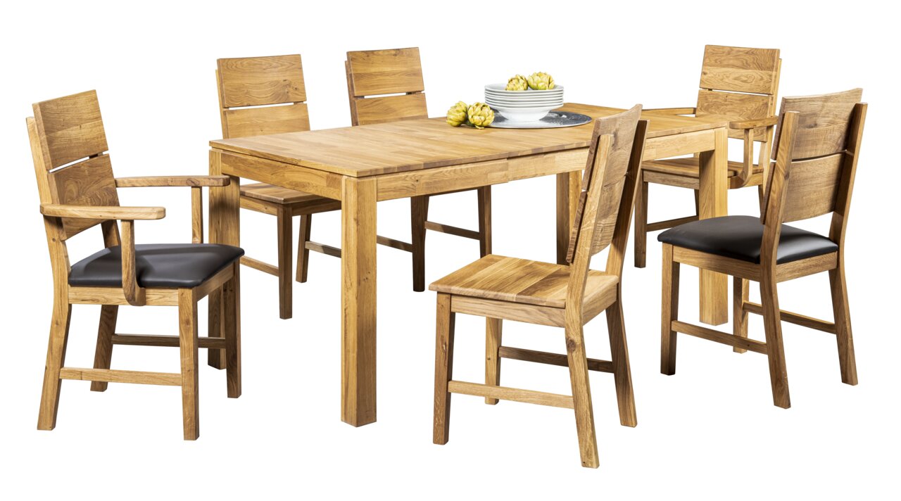 Essgruppe aus Holz mit sechs Stühlen, zwei davon mit Armlehnen, und einem rechteckigen Tisch, Perspektive von schräg vorne