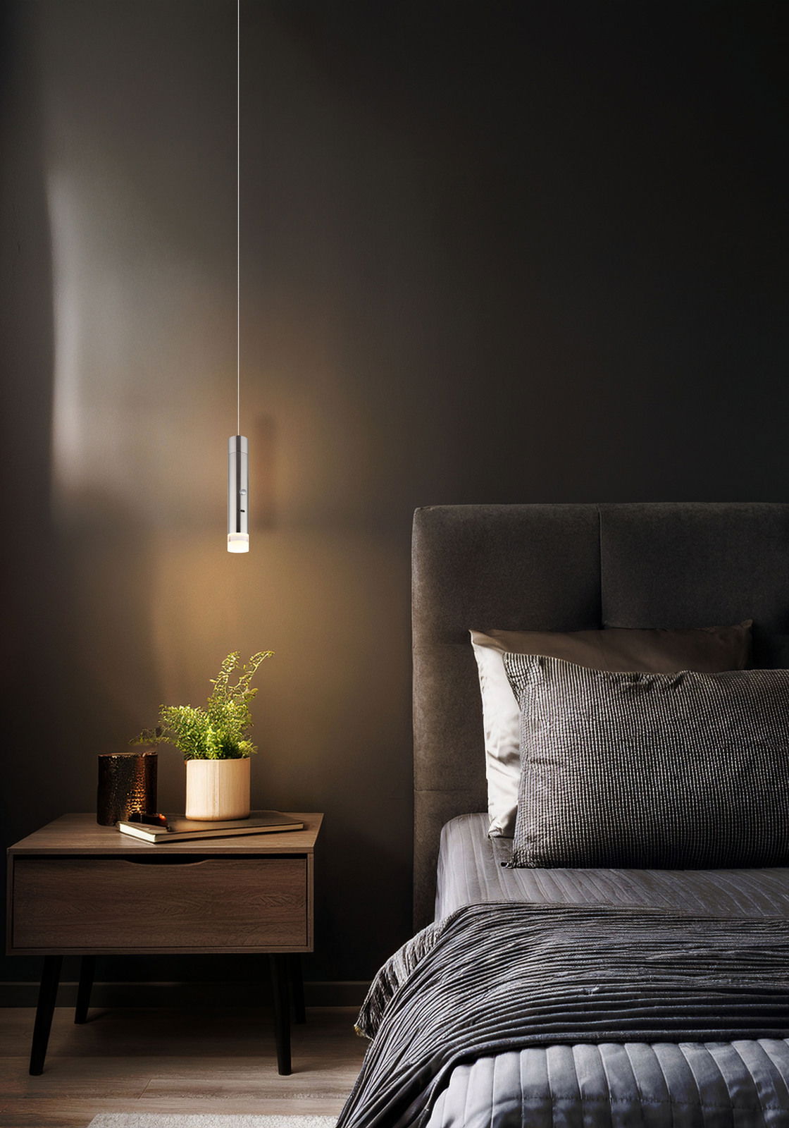 Moderne Akku-Pendelleuchte in einem stilvollen Schlafzimmer, seitliche Perspektive