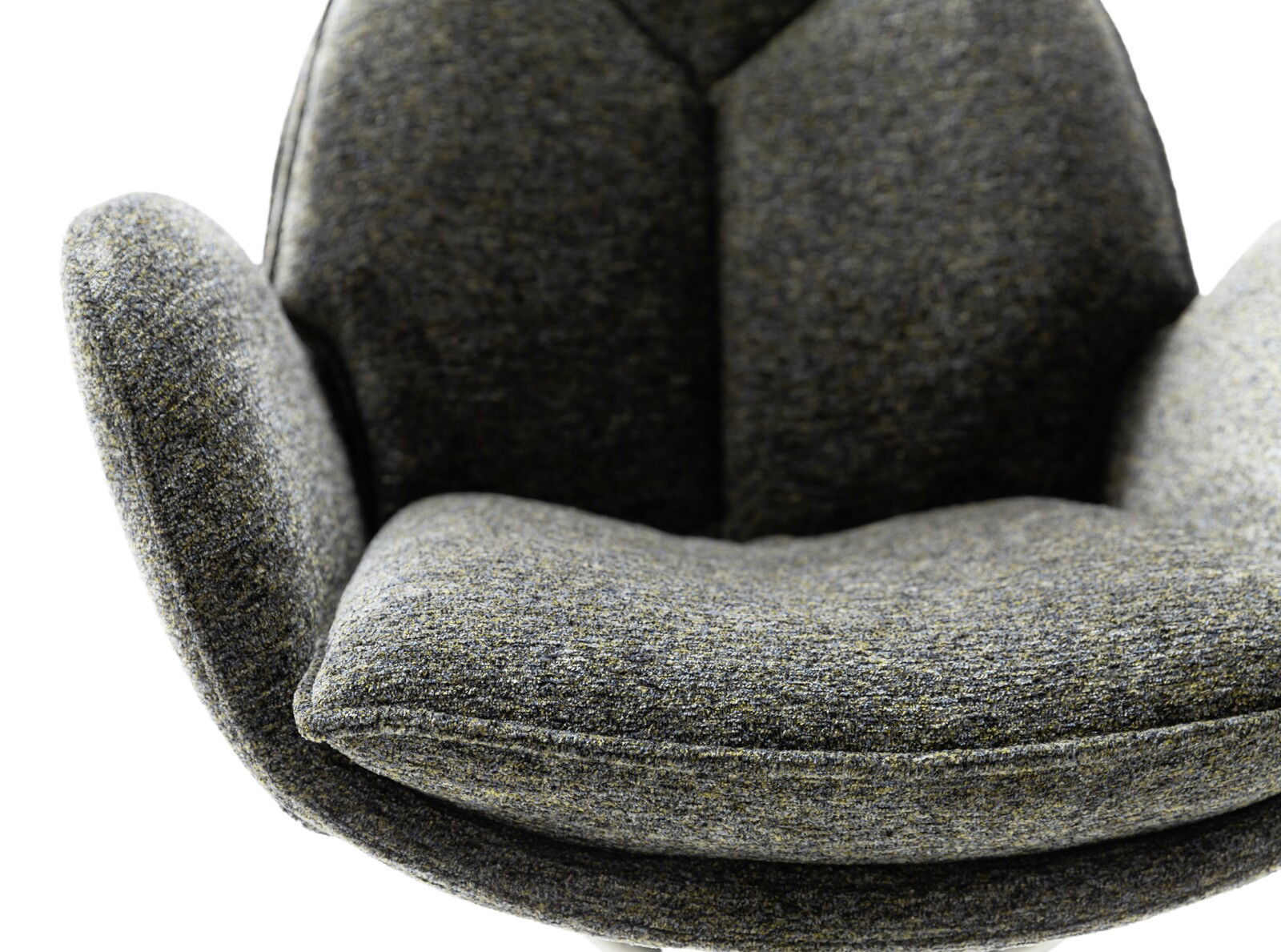 Nahaufnahme eines grauen Armlehnstuhls mit gepolstertem Sitz und Rückenlehne, von vorne betrachtet.