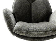 Nahaufnahme eines grauen Armlehnstuhls mit gepolstertem Sitz und Rückenlehne, von vorne betrachtet.