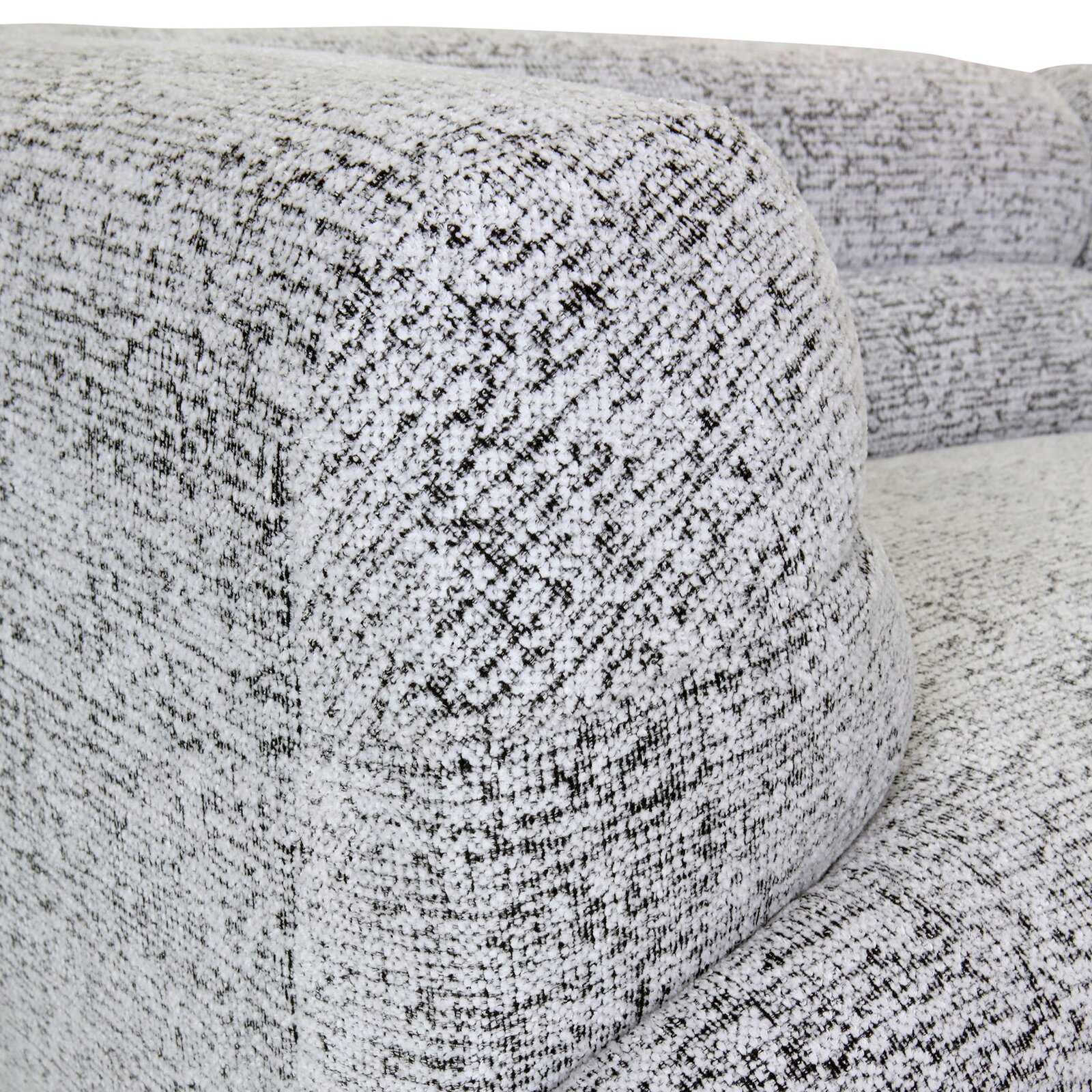 Nahaufnahme eines Megasofas mit grauem, strukturiertem Stoffbezug, Perspektive von der Seite