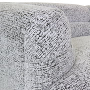 Nahaufnahme eines Megasofas mit grauem, strukturiertem Stoffbezug, Perspektive von der Seite