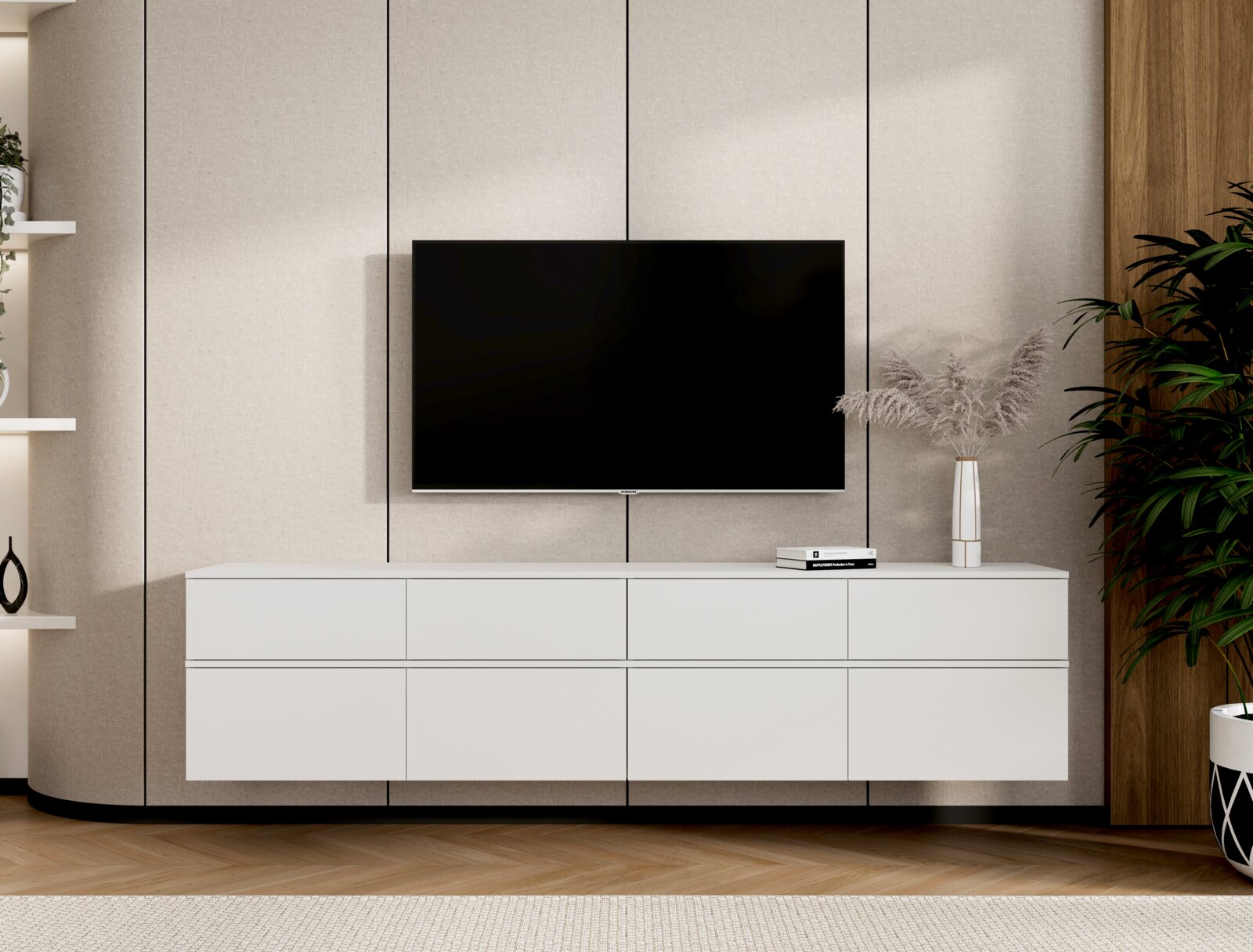 Modernes weißes, schwebendes TV-Lowboard mit sechs grifflosen Fronten unter einem wandmontierten Flachbildfernseher, frontal aus Augenhöhe fotografiert.