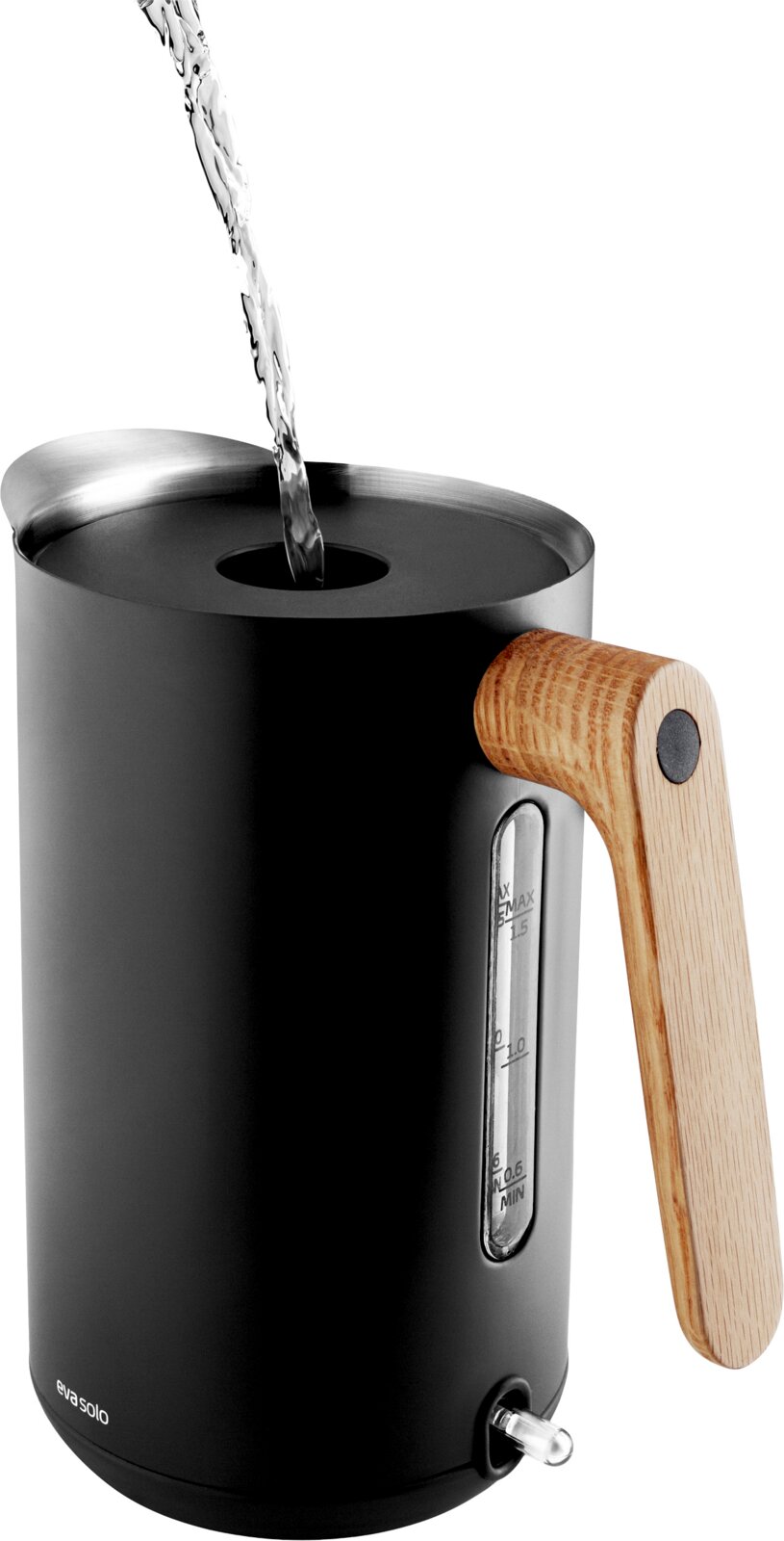 Zwarte elektrische waterkoker met houten handgreep en waterniveauvenster, gezien in close-up schuin van voren terwijl water van bovenaf wordt ingeschonken