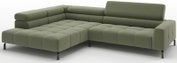 Olivgrünes, modular wirkendes Ecksofa mit tiefer Sitzfläche, gesteppten Polstern und schwarzen Metallfüßen, Ansicht schräg von vorne.