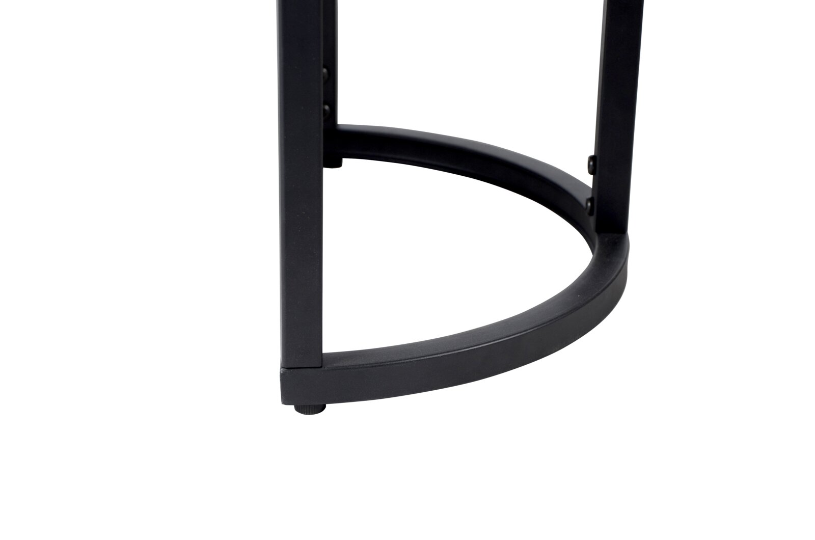 Nahaufnahme eines schwarzen Metallgestells eines Couchtisch-Sets, von der Seite betrachtet.