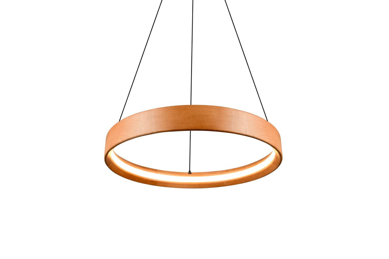 Moderne Pendelleuchte aus Holz in Ringform, von unten betrachtet, mit warmem Licht.