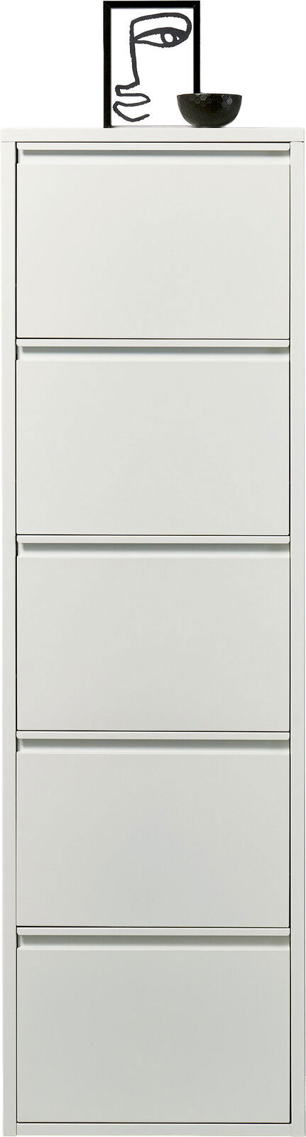 Schmaler, weißer Schuhschrank mit fünf Klappfächern, frontal aus der Vorderansicht fotografiert; oben dekoriert mit gerahmter Linienzeichnung und schwarzer Schale.