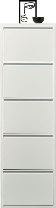 Schmaler, weißer Schuhschrank mit fünf Klappfächern, frontal aus der Vorderansicht fotografiert; oben dekoriert mit gerahmter Linienzeichnung und schwarzer Schale.